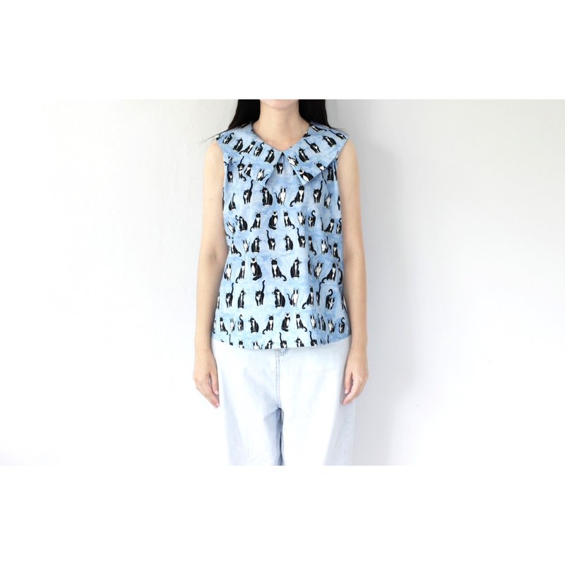 Blue cat pattern sleeveless shirt with triangular collar, front and back - 女上衣/長袖上衣 - 棉．麻 藍色