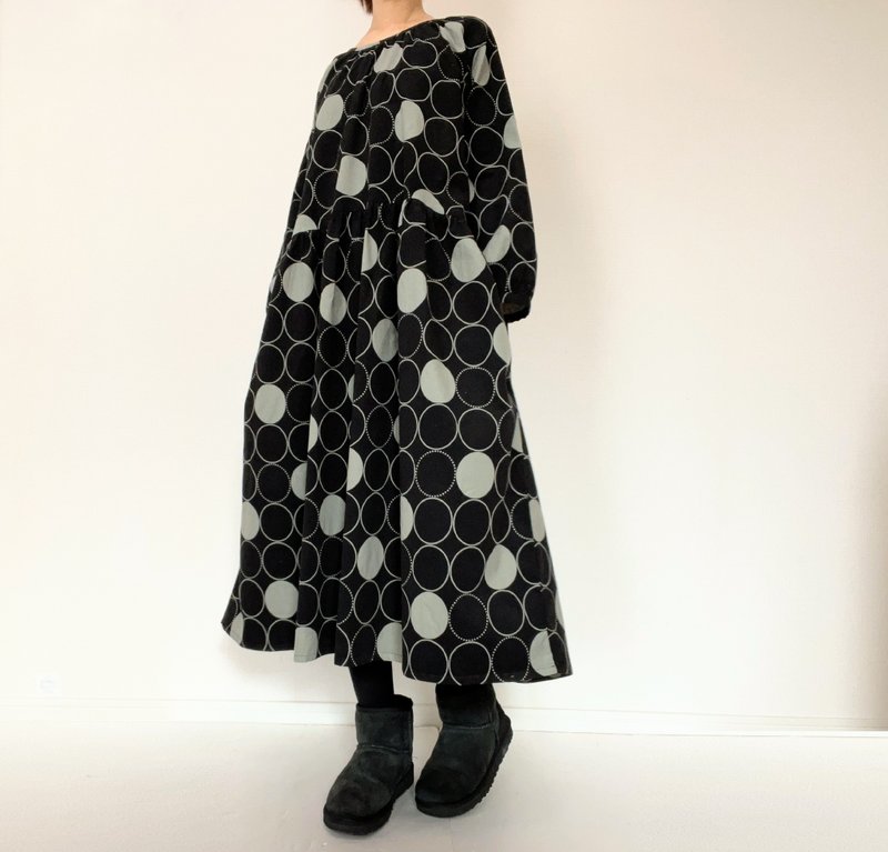 Polka dot pattern　Corduroy　long sleeve dress　cotton Black - ชุดเดรส - ผ้าฝ้าย/ผ้าลินิน สีดำ