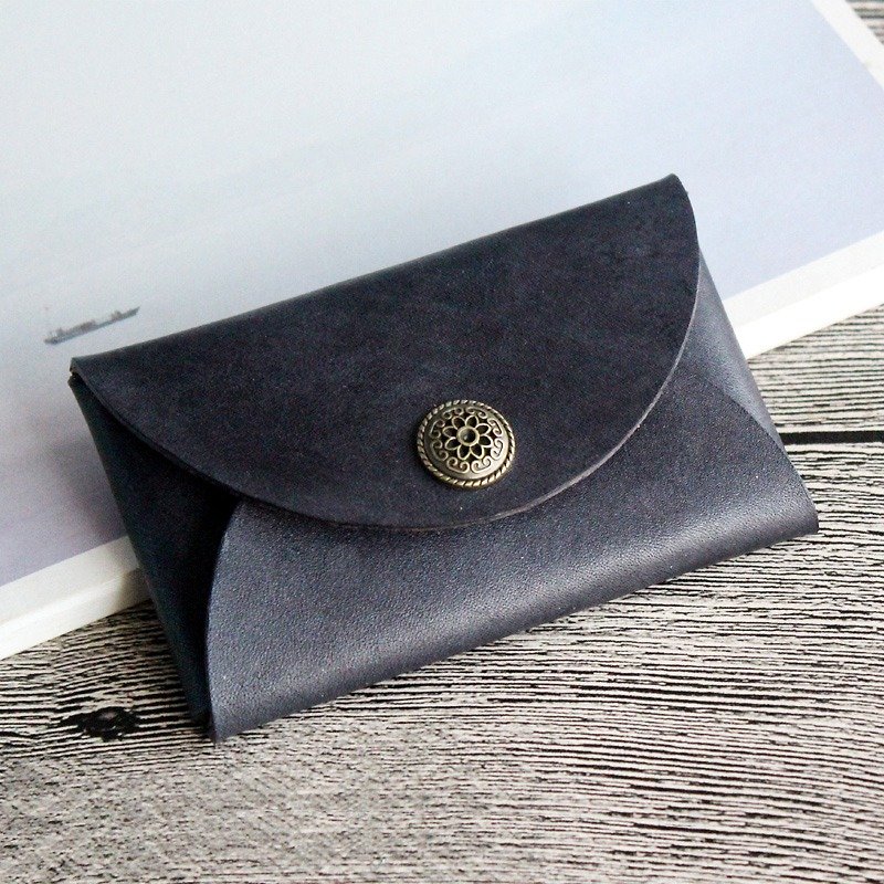 Black carved buckle handmade leather business card box retro literary ladies card package purse free lettering - กระเป๋าใส่เหรียญ - หนังแท้ สีดำ