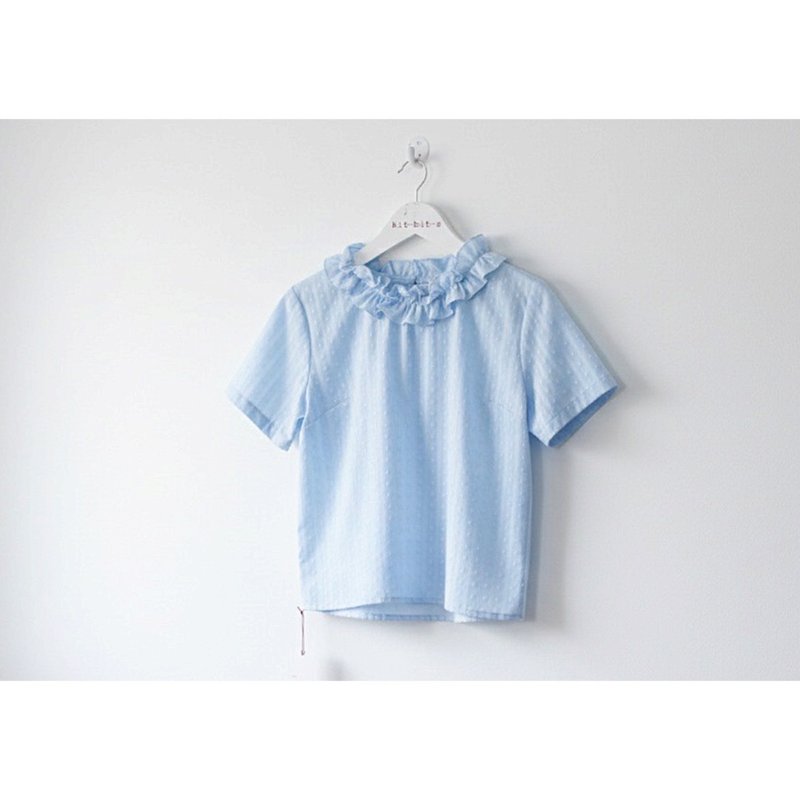 Blue cotton shirt with a ruffled neckline. - 女上衣/長袖上衣 - 棉．麻 藍色