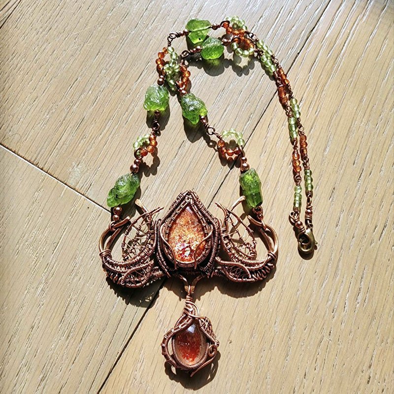 [Handmade by Qu Shuichen] Stone and rubber crystal metal wire braided necklace - สร้อยคอ - เครื่องเพชรพลอย สีทอง