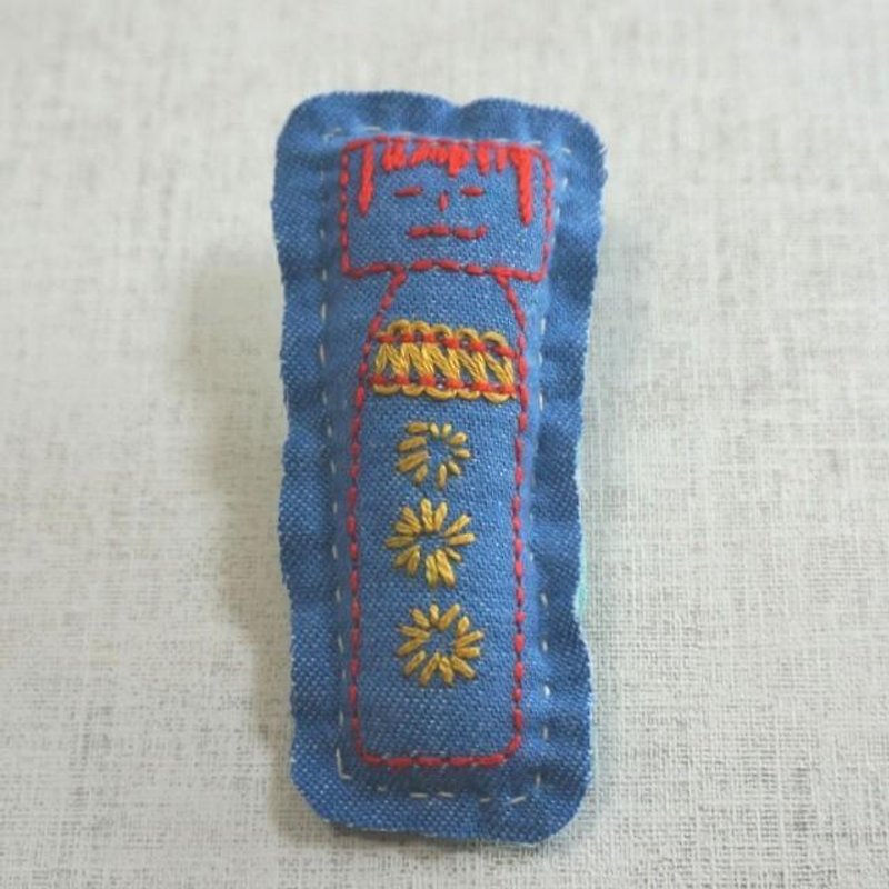 手刺繍ブローチ「こけし」 - ブローチ - 刺しゅう糸 ブルー