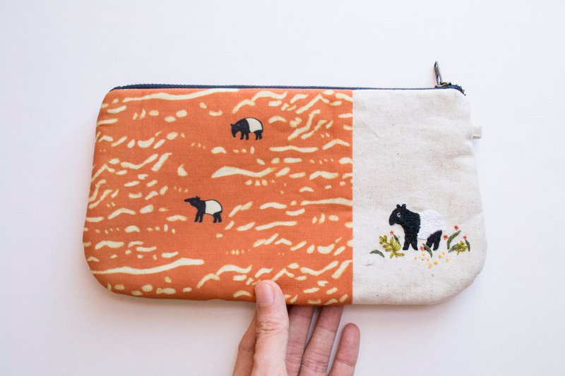 馬來貘 Tapir Tracks - Hand-Embroidered Zip Pouch - 皮夾/長短夾/錢包 - 棉．麻 多色