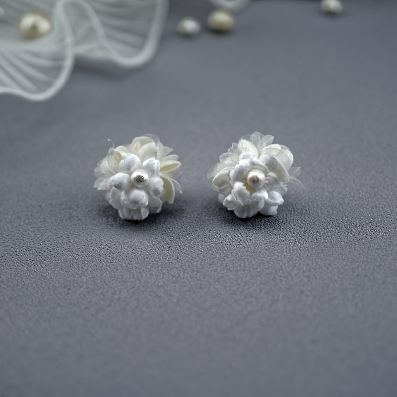 Soft | 小さな花のボールが付いた可愛いパールの貼り付け耳飾り - ピアス・イヤリング - 真珠 ホワイト
