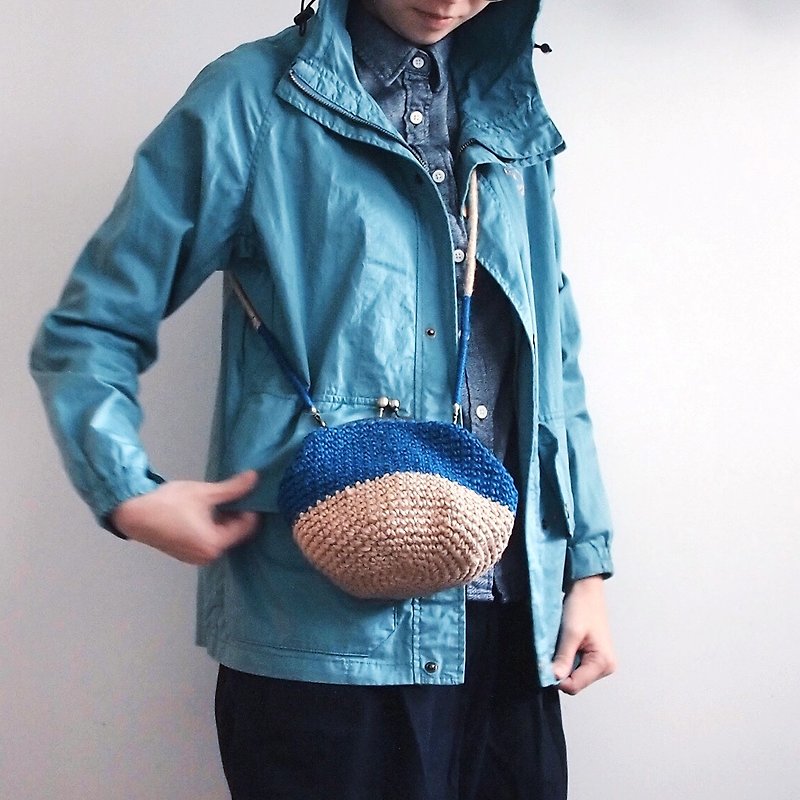 口金バッグ|リネン糸かぎ針編み|ハッチバック - ショルダーバッグ - その他の素材 ブルー