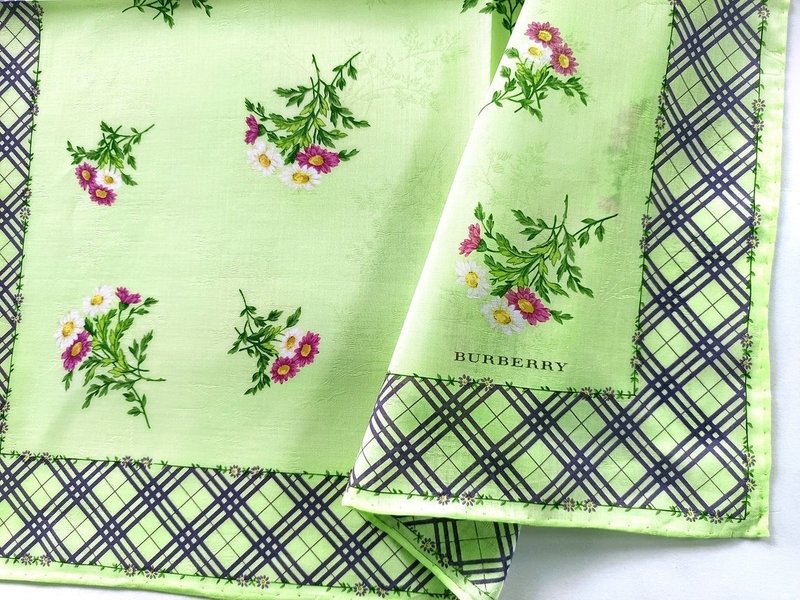 Vintage Burberrys Floral Cosmos Handkerchief – Check Border  23 x 23 inches - 絲巾 - 棉．麻 綠色