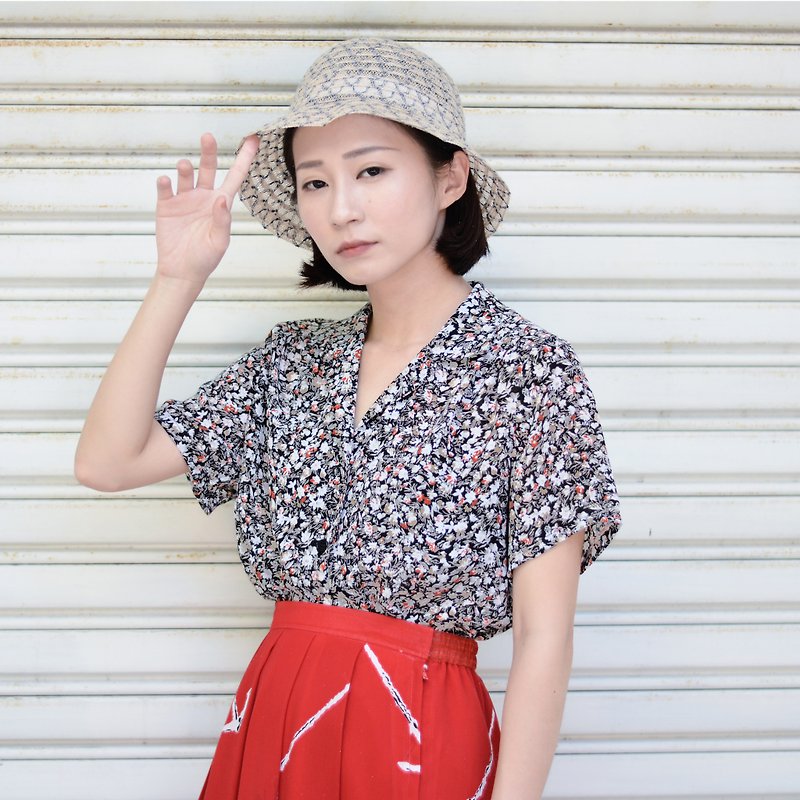 Wan Wan | Short-sleeved vintage shirt - เสื้อเชิ้ตผู้หญิง - วัสดุอื่นๆ 