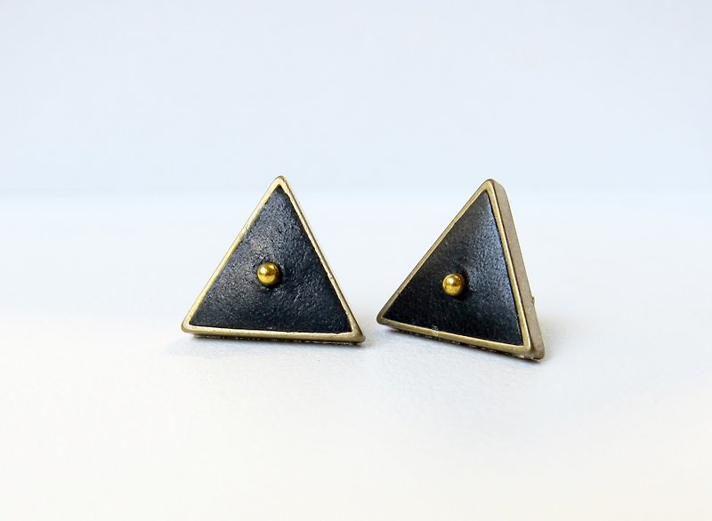 Leather earrings (triangle) - ต่างหู - หนังแท้ สีดำ