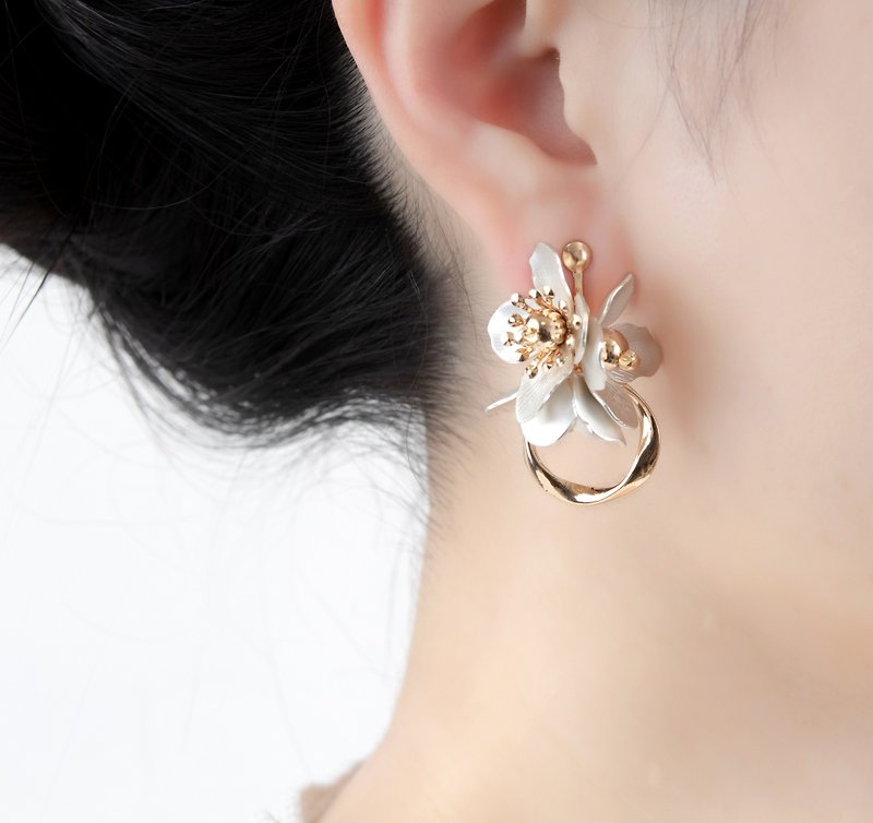 [K14gf] Champagne gold flower and twisted ring earrings (Clip-On can be changed) - ต่างหู - โลหะ สีเงิน