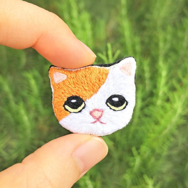 手工刺繡【圓圓橘白貓】胸針 別針 徽章 紓壓小物 - 胸針 - 繡線 橘色