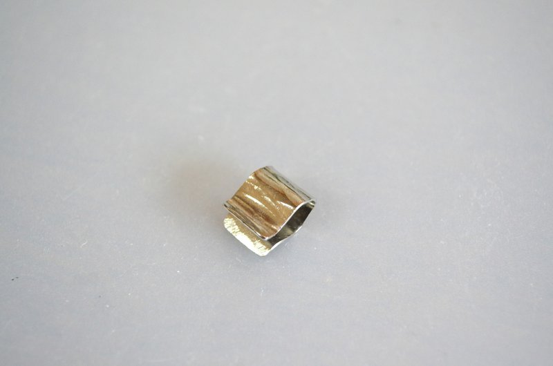 Titanium ear cuff・チタンイヤーカフ・スクウェア・鎚目・受注生産 - 耳環/耳夾/耳骨夾 - 其他金屬 銀色