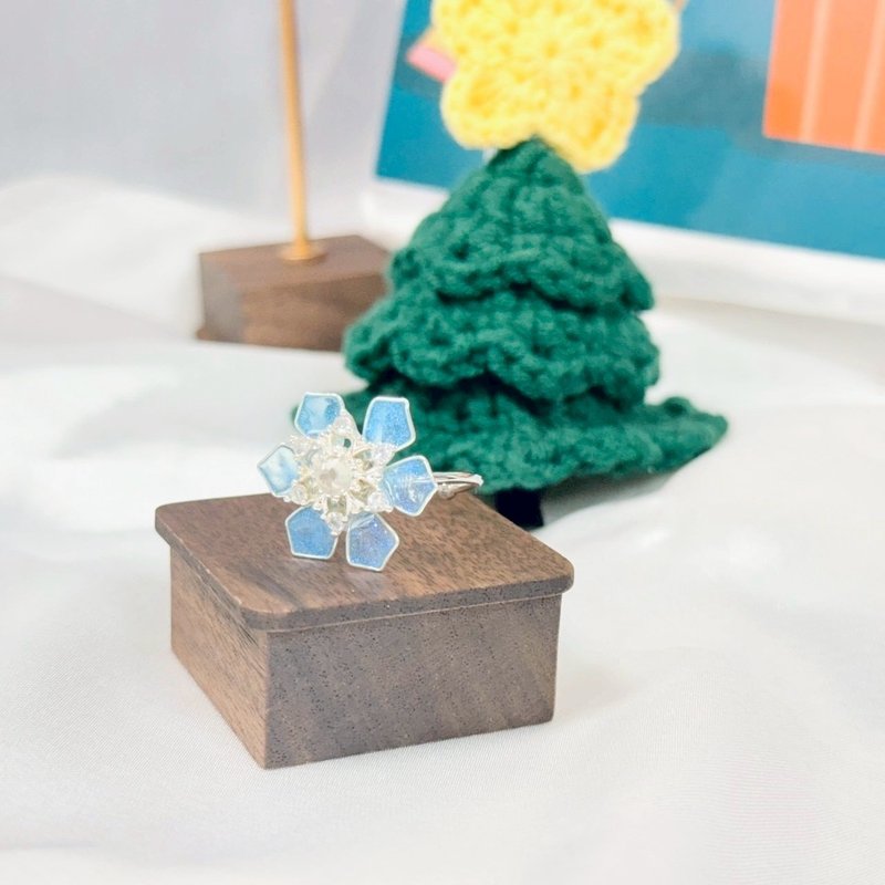 聖誕特輯-冬夜雪花飄飄戒指 / 手作水晶花飾品 - 戒指 - 樹脂 藍色