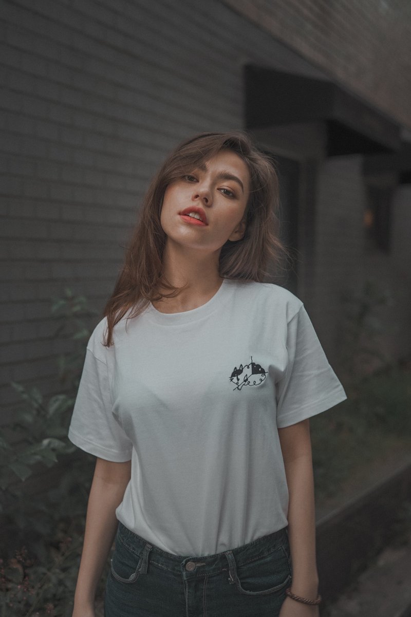 Corner cat / Wide Top Embroidered T-SHIRT - เสื้อยืดผู้หญิง - ผ้าฝ้าย/ผ้าลินิน ขาว