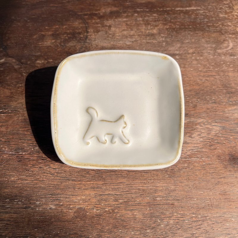 Cat walking in deep snow / plate / pottery - Small Plates & Saucers - Pottery White