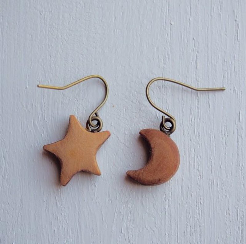 star&moon earrings - ต่างหู - ไม้ สีนำ้ตาล
