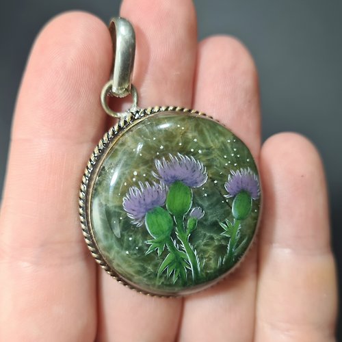 手繪飾品 Thistle pendant Oil painting on moss agate. A flower on miniature Stone painting
