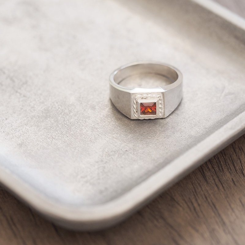 Square Garnet Twist Ring Silver 925 - แหวนทั่วไป - โลหะ สีแดง