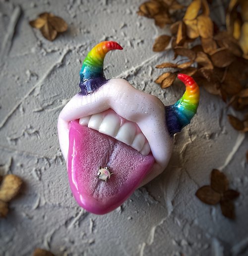 聚合物工艺店 珍珠胸针与彩虹角和舌头穿孔