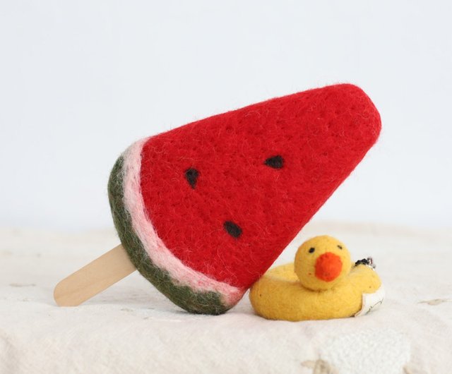 羊毛は羊山から採れます。羊毛フェルト。夏のスイカアイスキャンディー