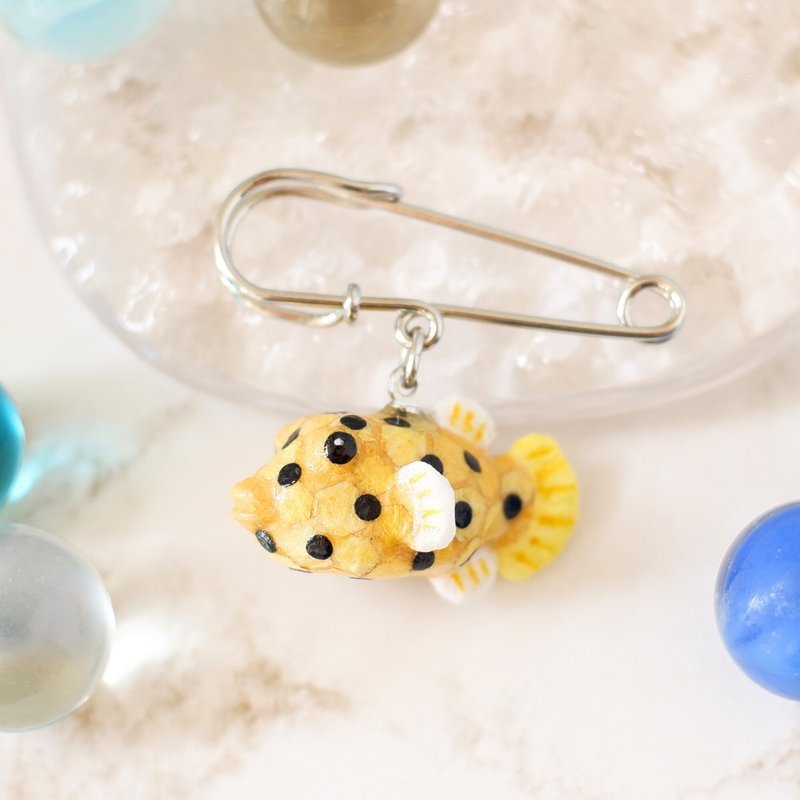 Washi paper accessory brooch, boxfish/pufferfish, juvenile type - เข็มกลัด - กระดาษ สีเหลือง