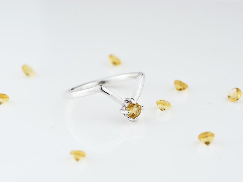 V型黃水晶戒指 (925純銀 女戒 輕珠寶 簡約 情人節) - 戒指 - 純銀 銀色