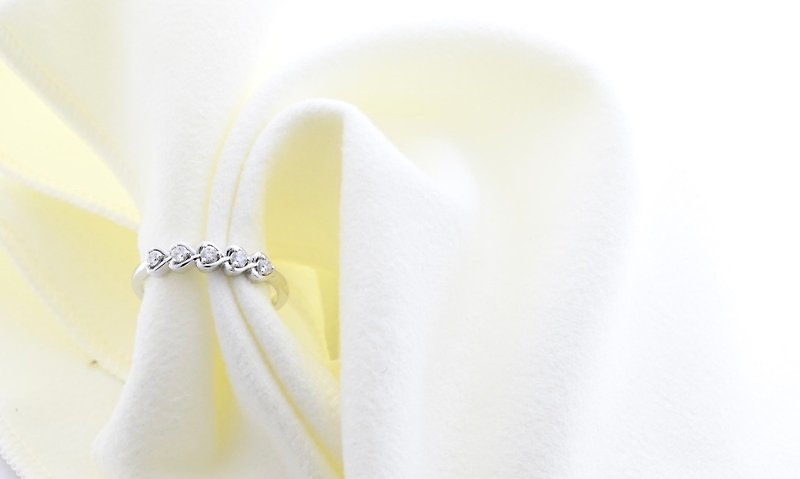 White Zircon with Heart silver ring - 戒指 - 其他金屬 銀色