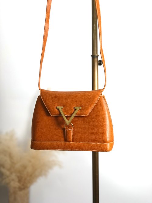 solo-vintage 【 日本直送 名牌中古包 】VALENTINO GARAVANI ヴァレンティノガラヴァーニ ショルダーバッグ キャメル ロゴモチーフ レザー grva8z