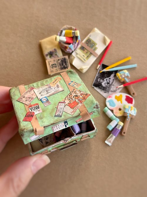 DOLLFOODS Miniature suitcase for the artist in 1:6 scale