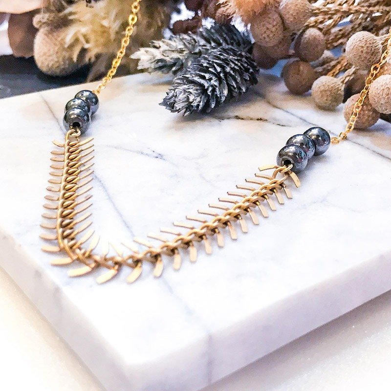 [Da Da Daily] Minimalism black pearl fish bone gold necklace - สร้อยคอยาว - โลหะ สีทอง