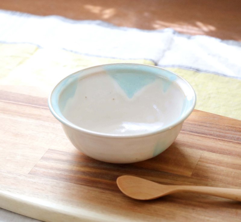 白釉の丸鉢 水色のアクセント ２ - 碗 - 陶 白色