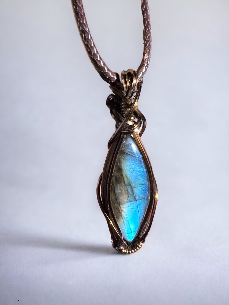 Natural Labradorite Necklace Metal Woven Crystal Raw Ore Handmade Design - สร้อยคอ - เครื่องเพชรพลอย 