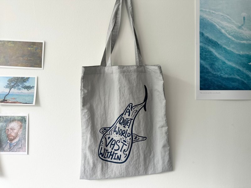 *預購* 鯨鯊流光・防潑水手提包 Tote Bag - 手提包/手提袋 - 尼龍 灰色