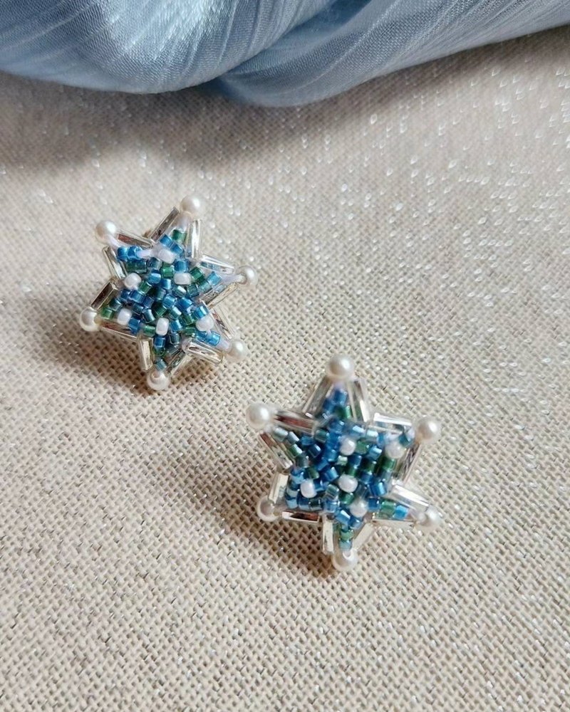 Ye Weiyang - Ice and Snow Hexagram Bead Embroidery Earrings - ต่างหู - วัสดุอื่นๆ 