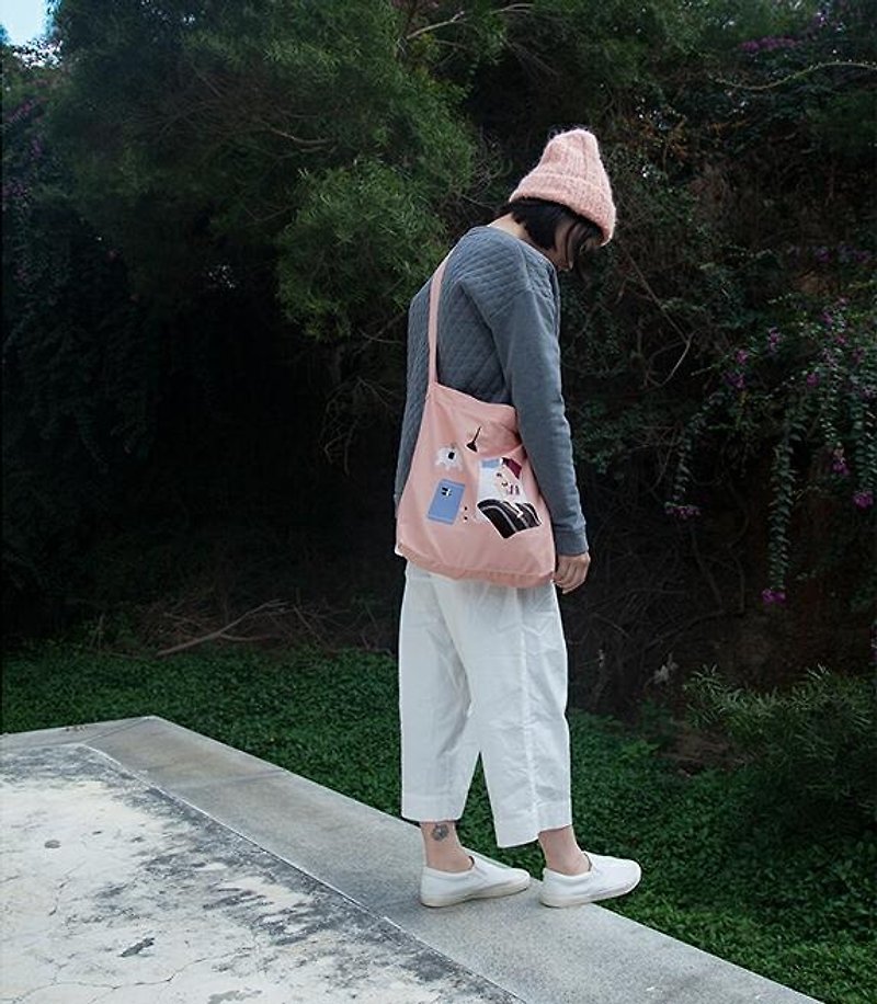 YIZISTORE 斜挎包/手提單肩包 什麼鬼系列帆布包-淡粉色午休 - 側背包/斜孭袋 - 棉．麻 粉紅色