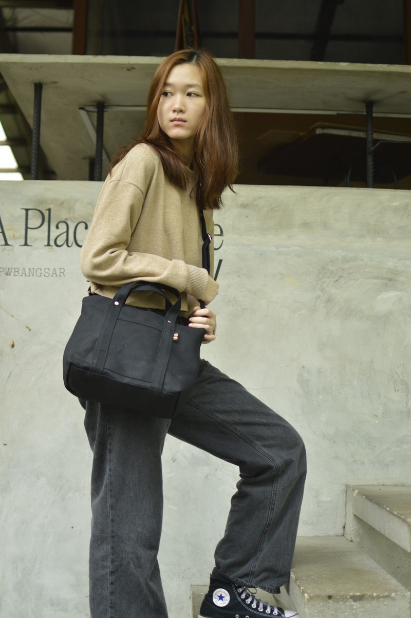 Women Travel Canvas Tote Bag, Travel Crossbody Bag in Black -Tokyo Tote 204 - กระเป๋าแมสเซนเจอร์ - วัสดุกันนำ้ สีดำ