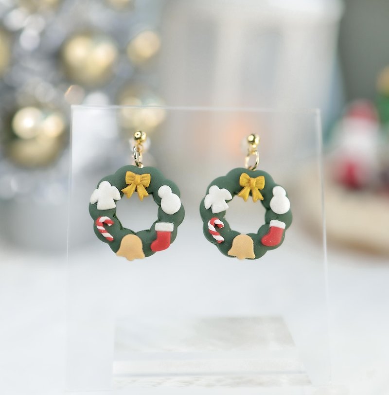 【Handmade Soft Pottery】Christmas Wreath Pearl Decoration Earrings Clip-On - Earrings & Clip-ons - Pottery Green