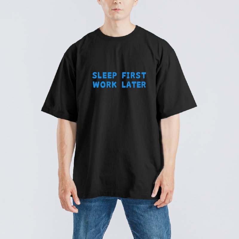 SLEEP FIRST WORK LATER 睡覺先 衣服 落肩 寬版 T恤 涼感衣 黑T - 男 T 恤 - 棉．麻 多色