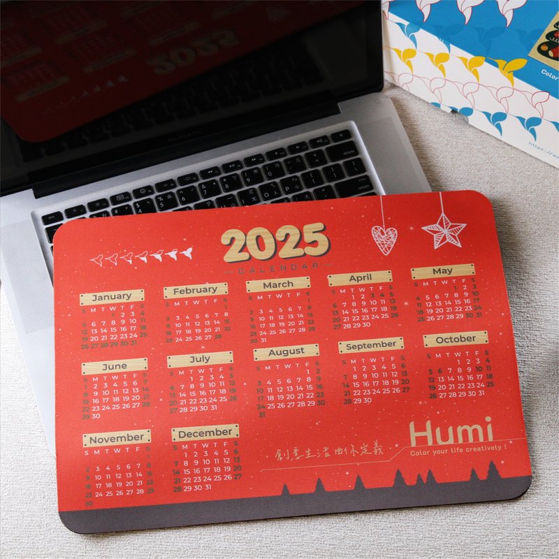 Mouse Pad_Humi_2025 Calendar Desk Mat / Office Desk Mat / Gift Exchange - แผ่นรองเมาส์ - ยาง 