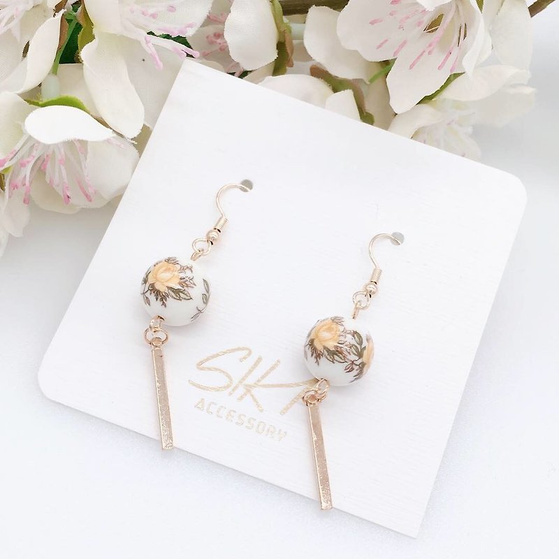 【Can change to ear clips】Japanese painted bead with golden bar earrings - Earrings & Clip-ons - Aluminum Alloy White