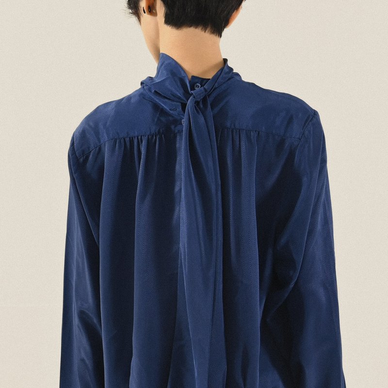 【NaSuBi Vintage】Vintage shirt with strap design and satin texture - Women's Shirts - Other Man-Made Fibers Blue