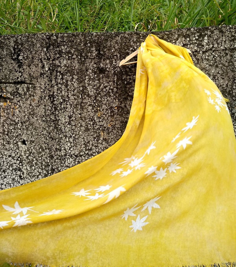 自在染isvara 草木染 雲雀黃色 純棉渲染圍巾 楓葉系列  初賞 - 圍巾/披肩 - 棉．麻 黃色