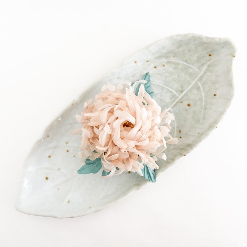 Corsage: Edogaku - drunken beauty - (beige color) Edo chrysanthemum. - เข็มกลัด/ข้อมือดอกไม้ - เส้นใยสังเคราะห์ สีกากี