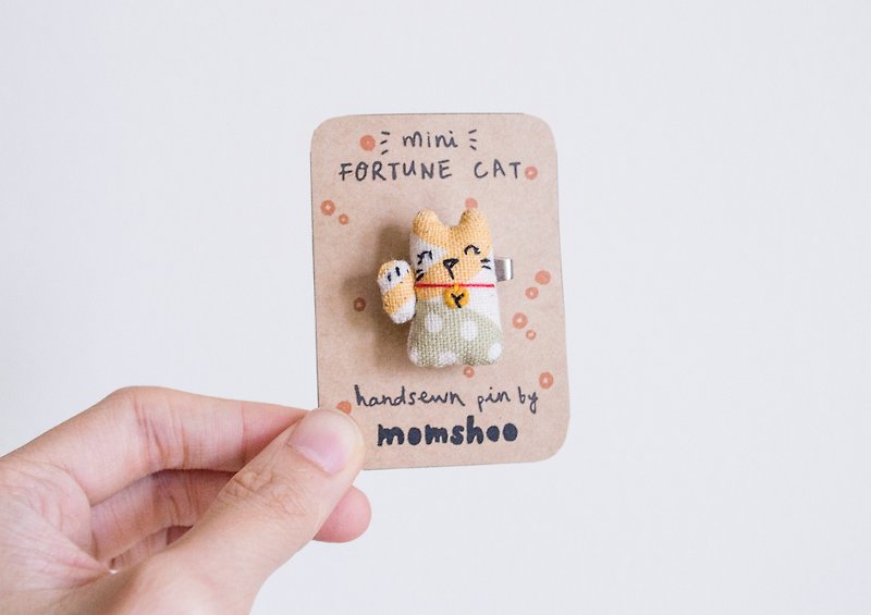 招財貓胸針 fortune cat mini brooch pin - Brooches - Cotton & Hemp White