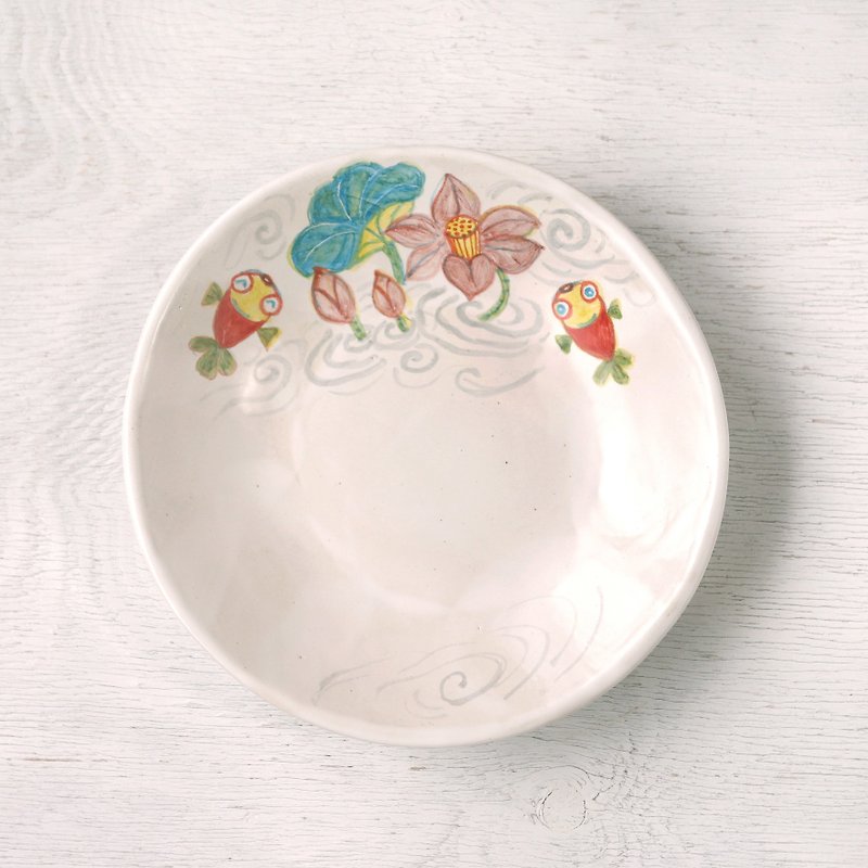 Colored plate with a red goldfish playing with a lotus flower - จานและถาด - ดินเผา สีแดง