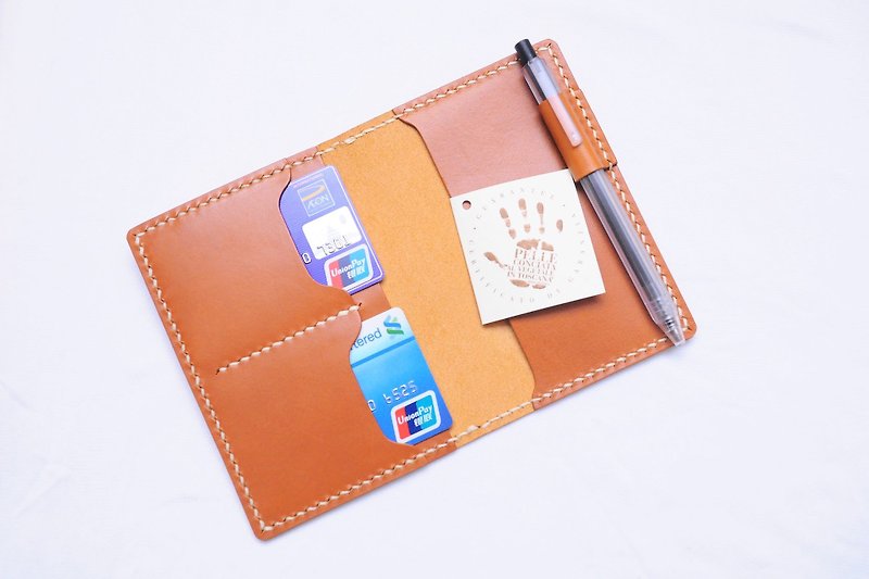 [Double card slot pen passport holder-orange Brown ｜TAN] Well stitched leather material bag free engraving handmade bag PASSPORT HOLDER wallet passport holder document case travel simple and practical Italian leather vegetable tanned leather leather DIY companion slim leather original color brown black dark blue green More than fifty skin colors such as orange, red and gray - ที่เก็บพาสปอร์ต - หนังแท้ สีส้ม