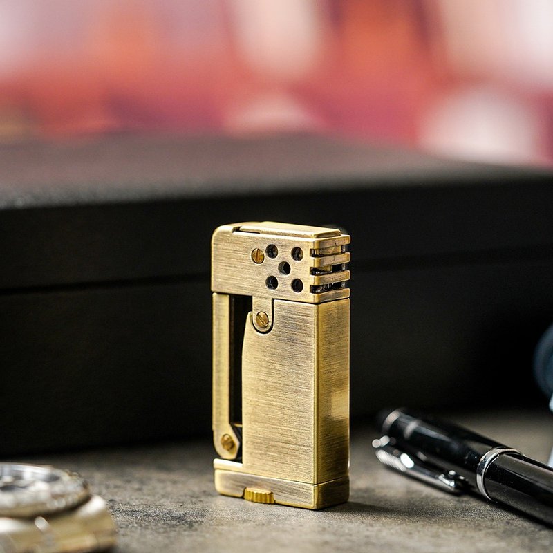【FREED】Vintage Gold Brushed Brass Kerosene Lighter with Customizable Engraving Gift - อื่นๆ - โลหะ สีทอง