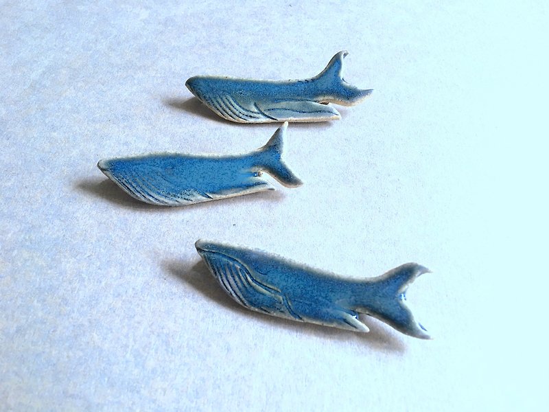 Humpback whale blue ceramic brooch pin - เข็มกลัด - ดินเผา สีน้ำเงิน