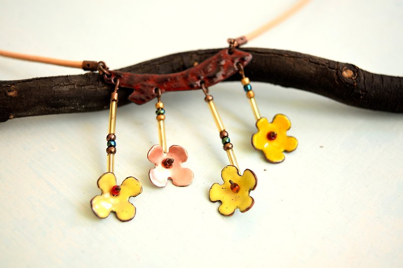 Apple Flower, Enamel Necklace, Flower, Blossom Jewelry, Apple Flower Necklace, - สร้อยคอ - วัตถุเคลือบ สีเหลือง