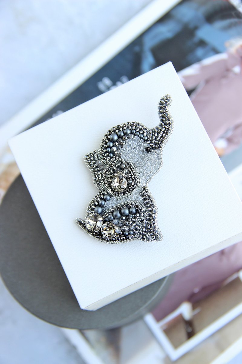 Elephant Brooch Costume Jewelry Beaded Elephant Brooch for Good Luck Gift Brooch - Brooches - Glass Gray