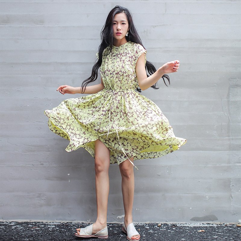 Annie Chen Amoi literary original design flowers retro print drawstring sleeveless dress - ชุดเดรส - ผ้าฝ้าย/ผ้าลินิน หลากหลายสี